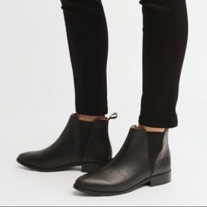 Nisolo Classic Chelsea Boot in black size 8